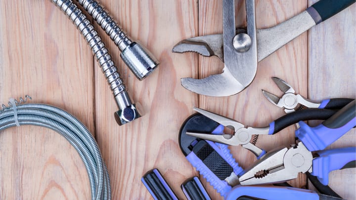 Rörmokare i Falkenberg – Planeterra Uppsättning av vanliga VVS-verktyg – rörmokarens vardagsutrustning